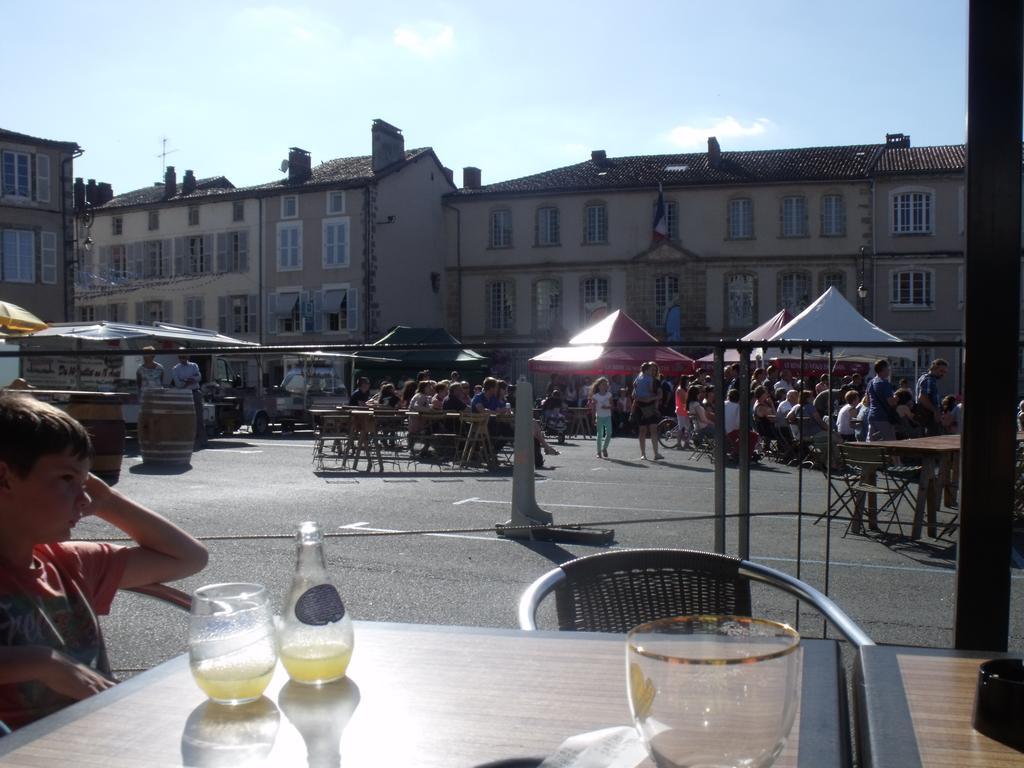 Camping Des Ribieres Hotel Confolens Exterior foto