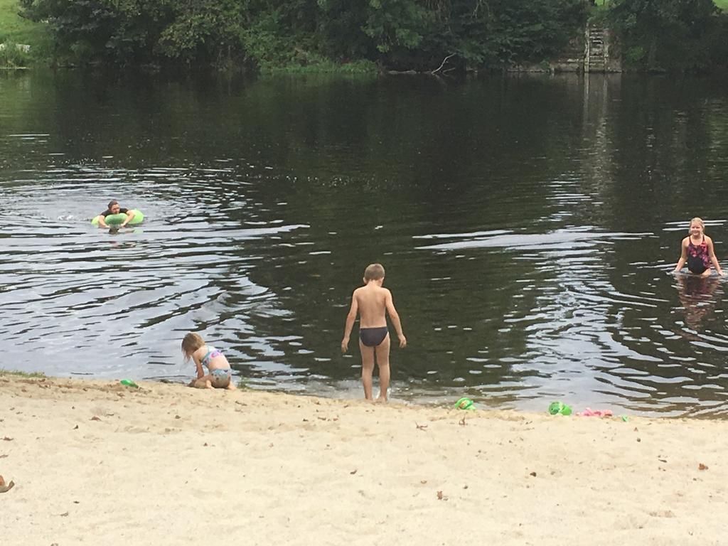 Camping Des Ribieres Confolens Exterior foto